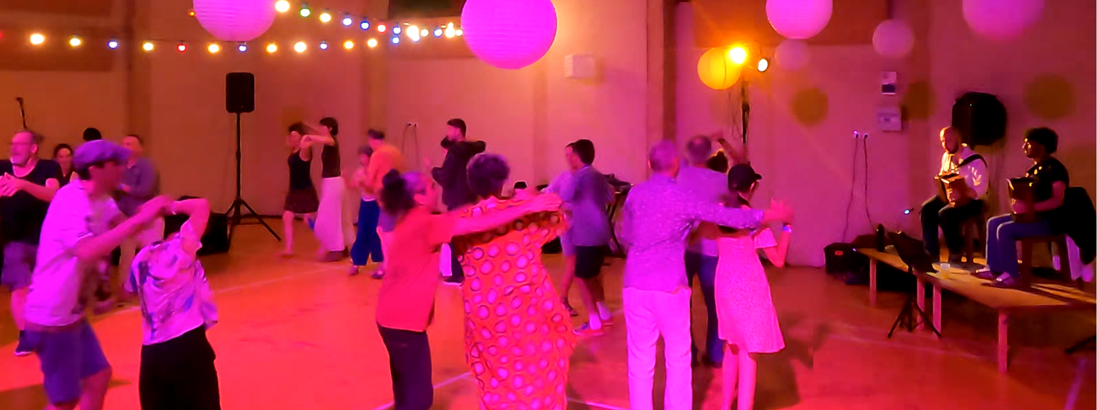 Bal de Saint-Michel de Lanès, ambiance colorée !
